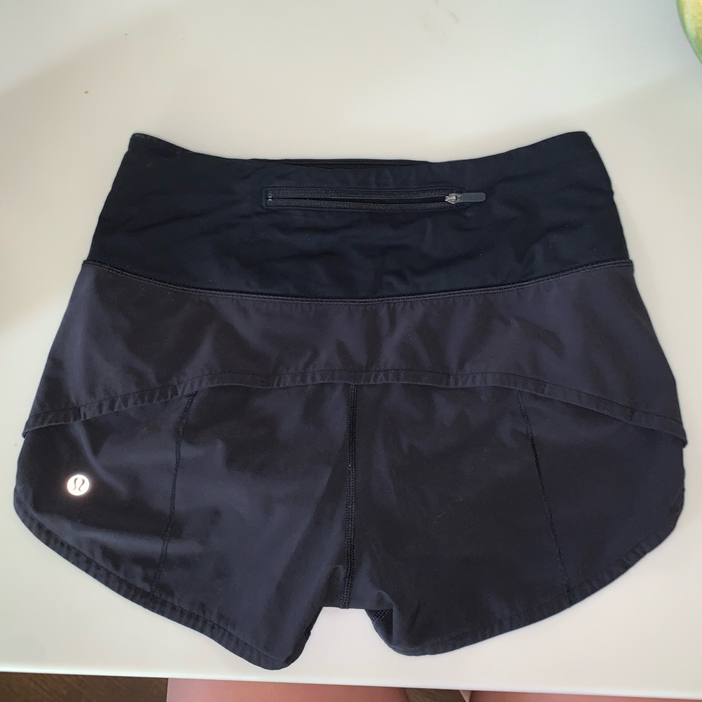 LULU SPEED UP SHORTS SZ 4